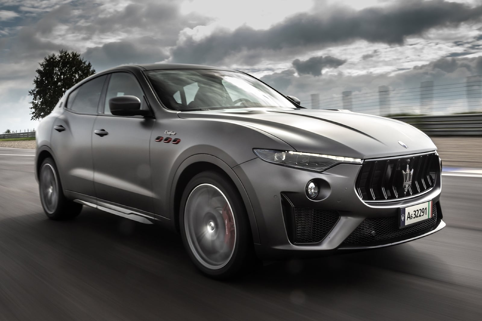 ما هي أسرع سيارة دفع رباعي في العالم لعام 2023؟ مازيراتي ليفانتي تروفيو