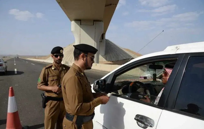 “المرور” يوضح إمكانية قيادة سيارة خصوصي برخصة نقل