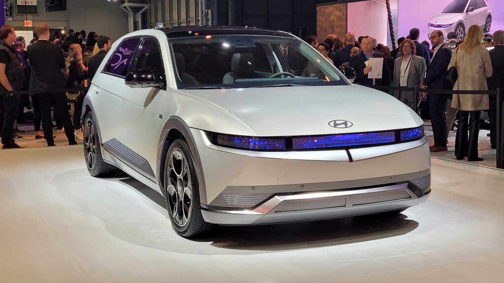 أبرز 8 سيارات جديدة في معرض نيويورك الدولي للسيارات 2023 هيونداي ايونيك 5 إصدار ديزني 100