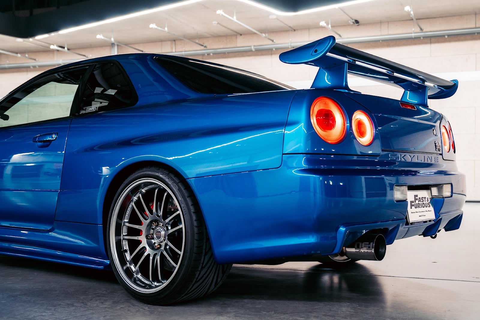 نيسان سكاي لاين جي تي آر R34 تمت قيادتها من قبل بول والكر في فيلم فاست آند فيوريس تباع بأكثر من 5 ملايين ريال! نيسان سكاي لاين جي تي آر R34 المستخدمة من بول والكر