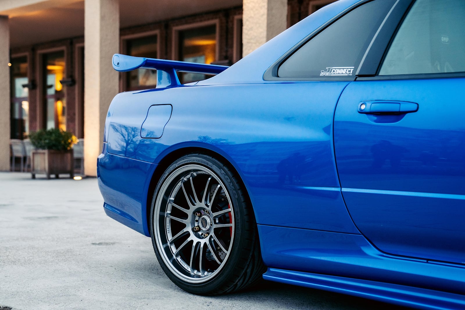 نيسان سكاي لاين جي تي آر R34 تمت قيادتها من قبل بول والكر في فيلم فاست آند فيوريس تباع بأكثر من 5 ملايين ريال! نيسان سكاي لاين جي تي آر R34 المستخدمة من بول والكر