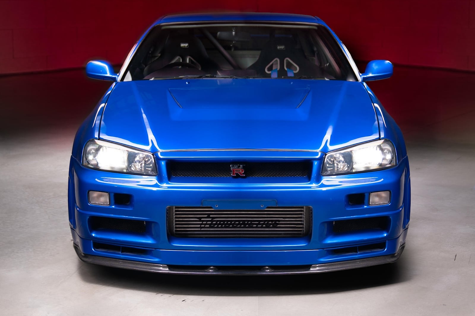 نيسان سكاي لاين جي تي آر R34 تمت قيادتها من قبل بول والكر في فيلم فاست آند فيوريس تباع بأكثر من 5 ملايين ريال! نيسان سكاي لاين جي تي آر R34 المستخدمة من بول والكر