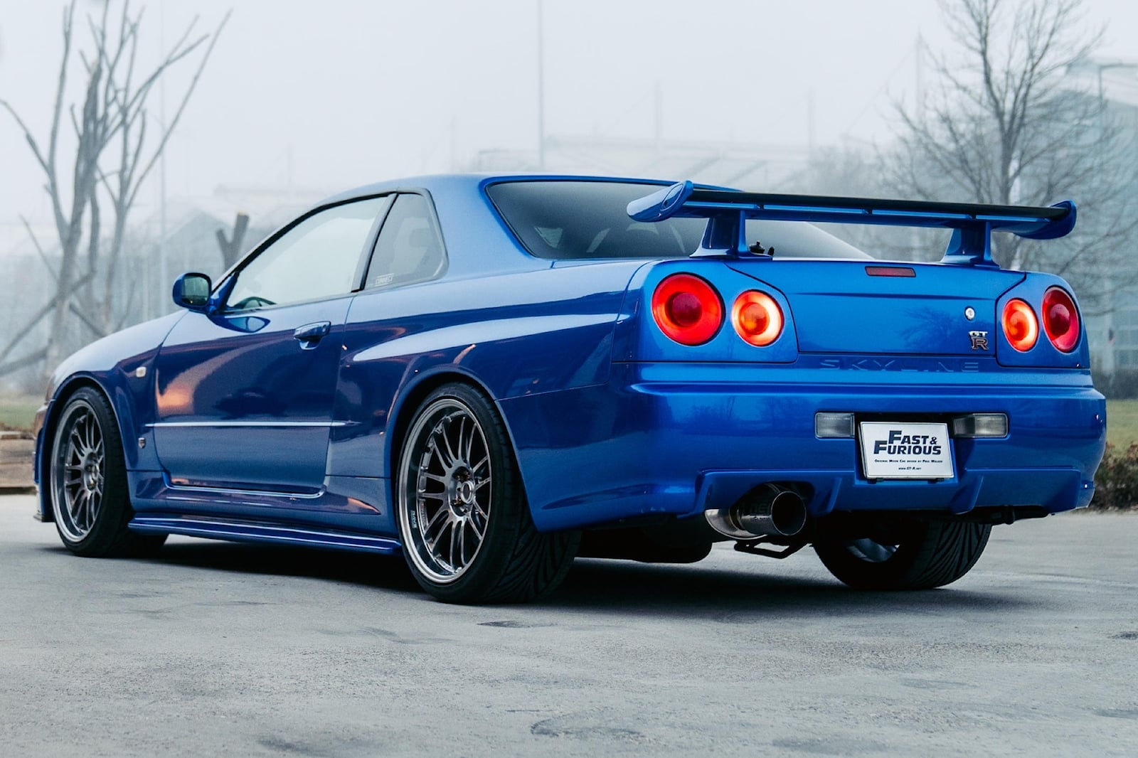 نيسان سكاي لاين جي تي آر R34 تمت قيادتها من قبل بول والكر في فيلم فاست آند فيوريس تباع بأكثر من 5 ملايين ريال! نيسان سكاي لاين جي تي آر R34 المستخدمة من بول والكر