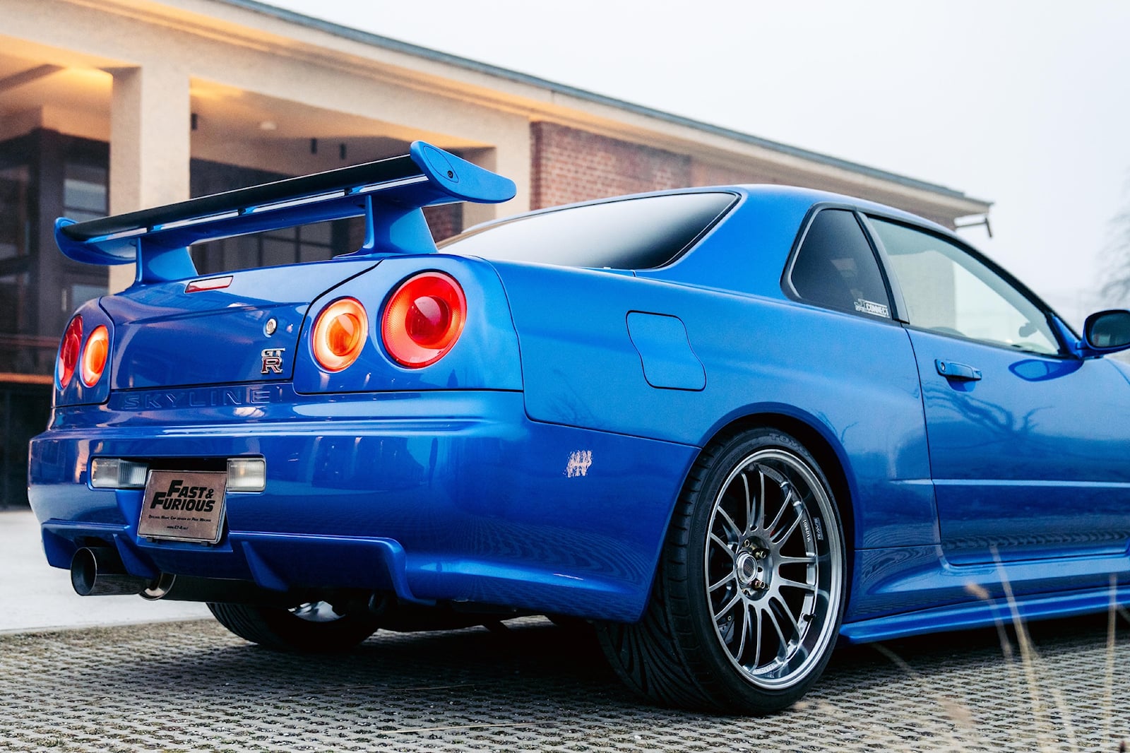 نيسان سكاي لاين جي تي آر R34 تمت قيادتها من قبل بول والكر في فيلم فاست آند فيوريس تباع بأكثر من 5 ملايين ريال! نيسان سكاي لاين جي تي آر R34 المستخدمة من بول والكر