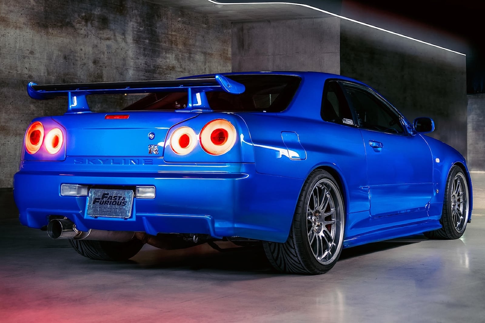 نيسان سكاي لاين جي تي آر R34 تمت قيادتها من قبل بول والكر في فيلم فاست آند فيوريس تباع بأكثر من 5 ملايين ريال! نيسان سكاي لاين جي تي آر R34 المستخدمة من بول والكر