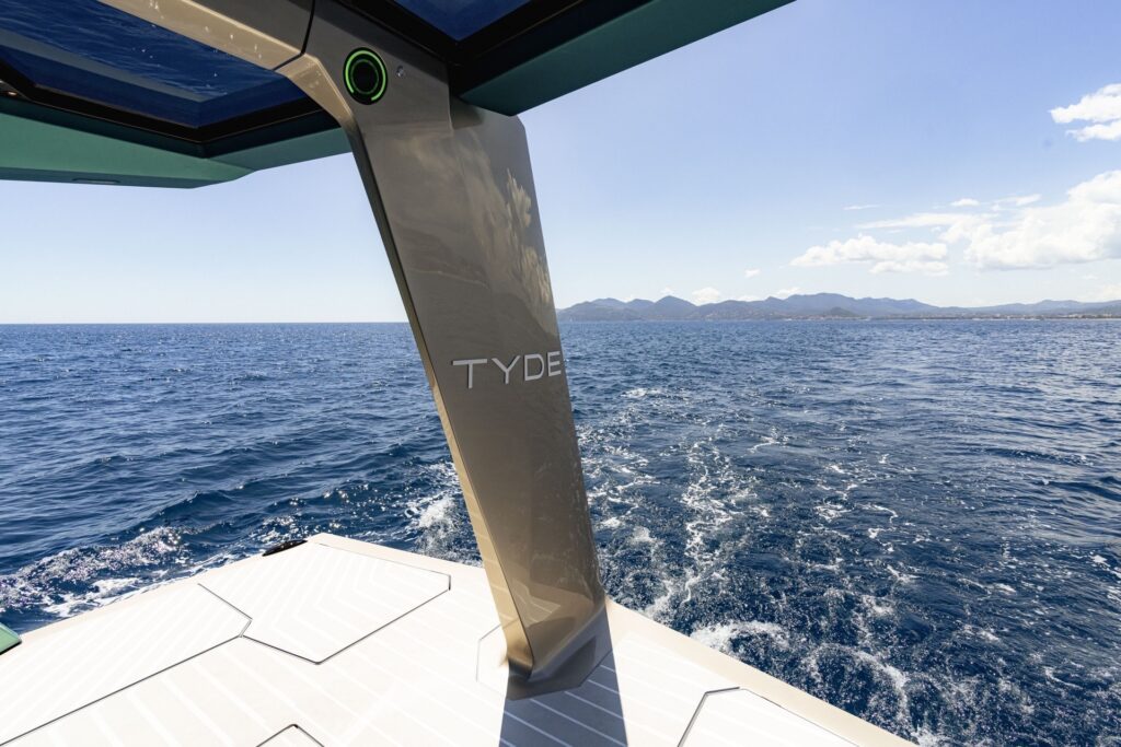 بي ام دبليو تكشف عن قارب ذا أيكون الكهربائي بأحدث التجهيزات الفاخرة المستوحاة من سيارات العلامة بي ام دبليو تكشف عن قارب ذا أيكون الكهربائي بأحدث التجهيزات الفاخرة المستوحاة من سيارات العلامة 28