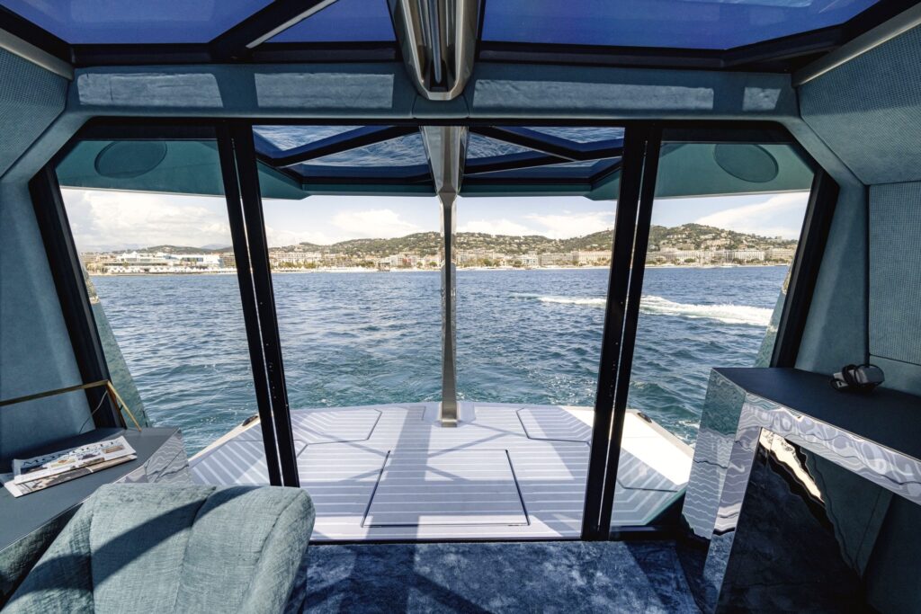 بي ام دبليو تكشف عن قارب ذا أيكون الكهربائي بأحدث التجهيزات الفاخرة المستوحاة من سيارات العلامة بي ام دبليو تكشف عن قارب ذا أيكون الكهربائي بأحدث التجهيزات الفاخرة المستوحاة من سيارات العلامة 8