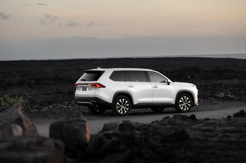 أسعار ومواصفات تويوتا جراند هايلاندر 2024 تنكشف رسمياً تويوتا جراند هايلاندر 2024