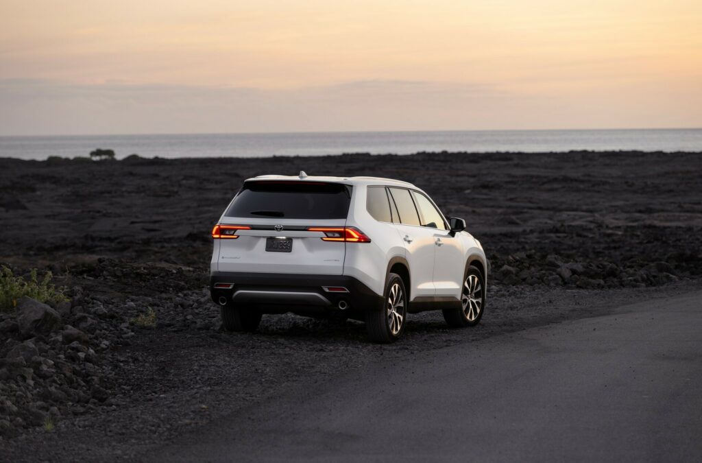 أسعار ومواصفات تويوتا جراند هايلاندر 2024 تنكشف رسمياً تويوتا جراند هايلاندر 2024