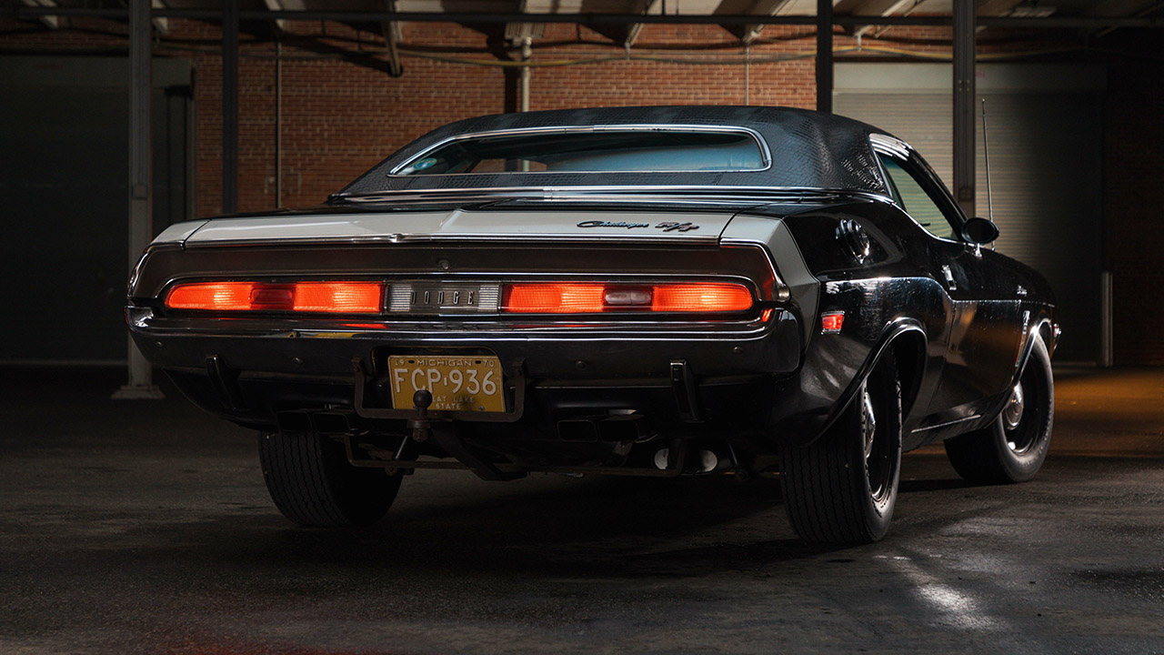 دودج تشالنجر الشبح الأسود التي تعد أشهر أسطورة في سباقات الشوارع الأمريكية تباع بـ 4 مليون ريال! دودج تشالنجر الشبح الأسود