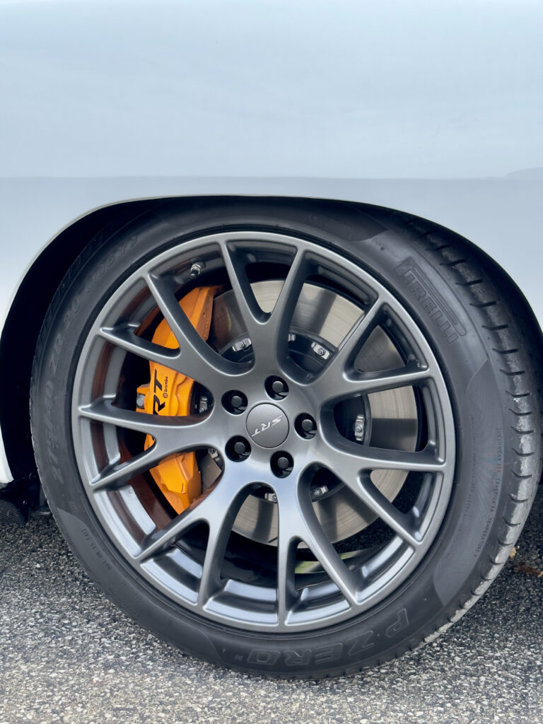 دودج تشالنجر تحصل على مظهر كلاسيكي بهيكل خارجي من الكاربون مع قوة 1000 حصان! دودج تشالنجر هيلكات معدلة (1)