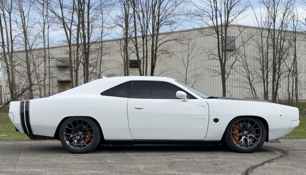 دودج تشالنجر تحصل على مظهر كلاسيكي بهيكل خارجي من الكاربون مع قوة 1000 حصان! دودج تشالنجر هيلكات معدلة (1)