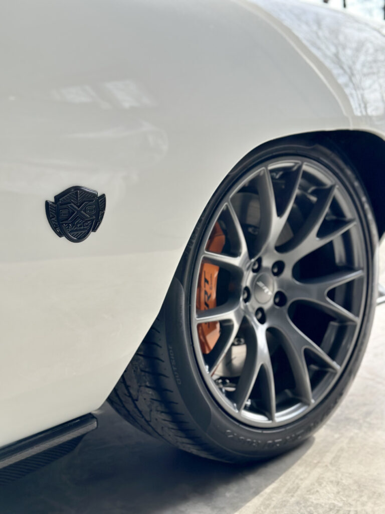 دودج تشالنجر تحصل على مظهر كلاسيكي بهيكل خارجي من الكاربون مع قوة 1000 حصان! دودج تشالنجر هيلكات معدلة (1)