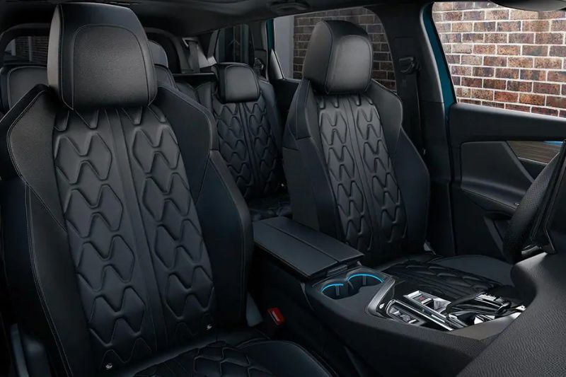 سيارة بيجو 2023 تعرف على مواصفات طرازاتها في السوق السعودي سيارة بيجو 5008 المقاعد