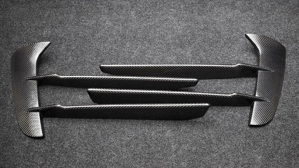 شيفروليه كورفيت C8 تحصل على حزمة تعديلات جمالية شرسة من ألياف الكاربون شيفروليه كورفيت C8 لارتي ديزاين