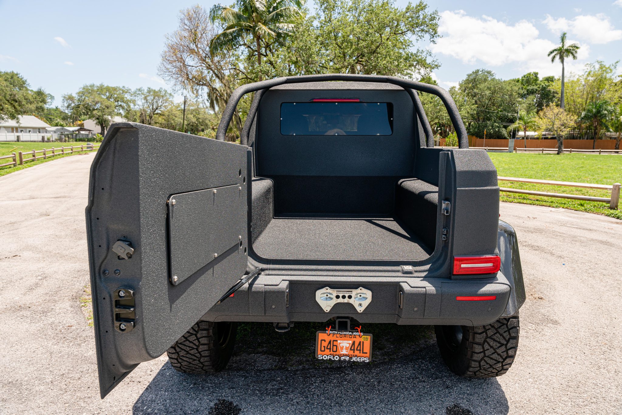 مرسيدس AMG G63 تحصل على إصدار معدل ملفت للنظر بدفع سداسي العجلات مرسيدس AMG G63 تحصل على إصدار معدل ملفت للنظر بدفع سداسي العجلات 8