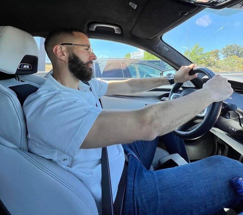 لماذا اختار كريم بنزيمة سيارة BMW M5 تحديداً بعد انتقاله للسعودية؟ لماذا اختار كريم بنزيمة سيارة BMW M5 تحديداً بعد انتقاله للسعودية؟ 7
