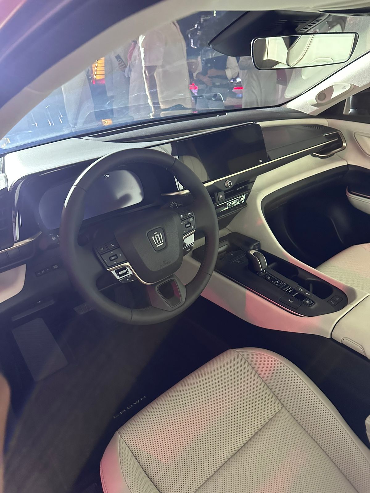 مقارنة فئات تويوتا كراون 2023 في السعودية (بريميوم VS ماجيستا) مقارنة فئات تويوتا كراون 2023 في السعودية (بريميوم VS ماجيستا) 14