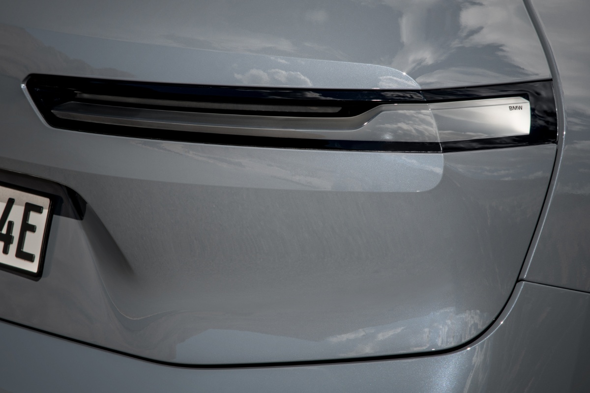 بي-ام-دبليو-ix-2022-2023-2024-المربع-نت-19