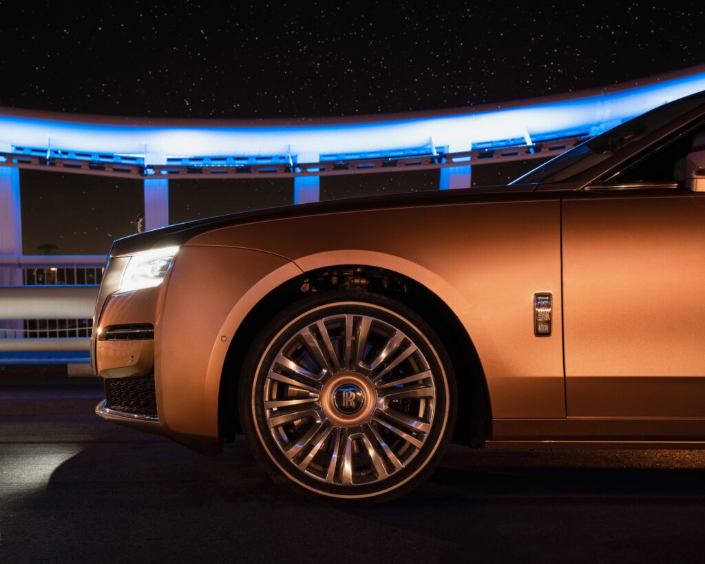 رولز رويس تكشف عن جوست بقاعدة عجلات طويلة التي تعد أول مشروع مقدم من مكتب العلامة في دبي رولز رويس جوست إكستيندد