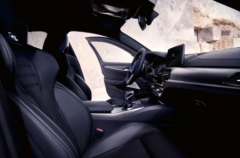 لماذا اختار كريم بنزيمة سيارة BMW M5 تحديداً بعد انتقاله للسعودية؟ لماذا اختار كريم بنزيمة سيارة BMW M5 تحديداً بعد انتقاله للسعودية؟ 8