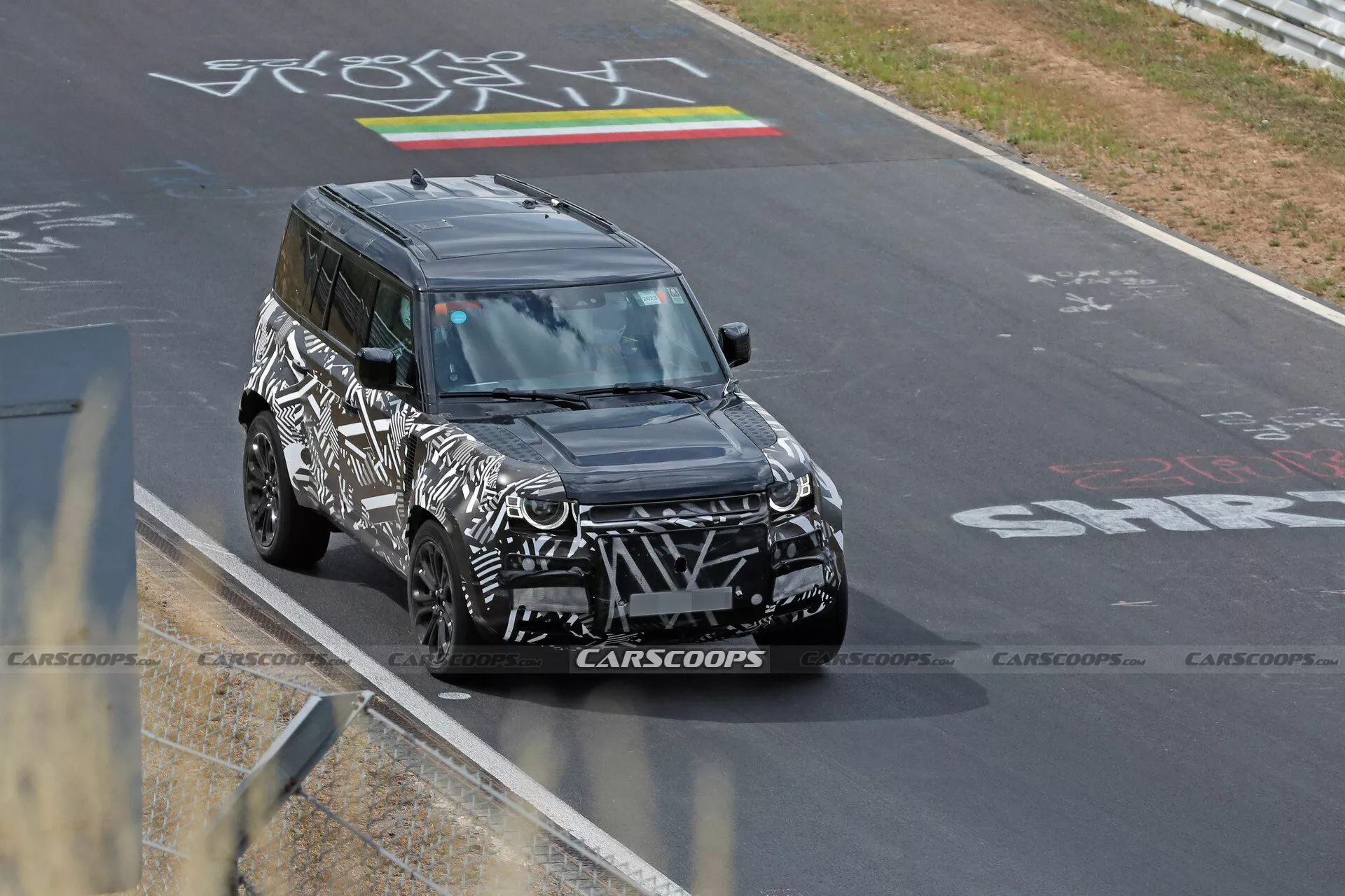 ديفندر SVX الجديدة الموجهة للدروب الوعرة تظهر في مضمار نوربورغرينغ أثناء اختبارها بمحرك 8 سلندر سوبرتشارجر ديفندر SVX الجديدة الموجهة للدروب الوعرة تظهر في مضمار نوربورغرينغ أثناء اختبارها بمحرك 8 سلندر سوبرتشارجر 1