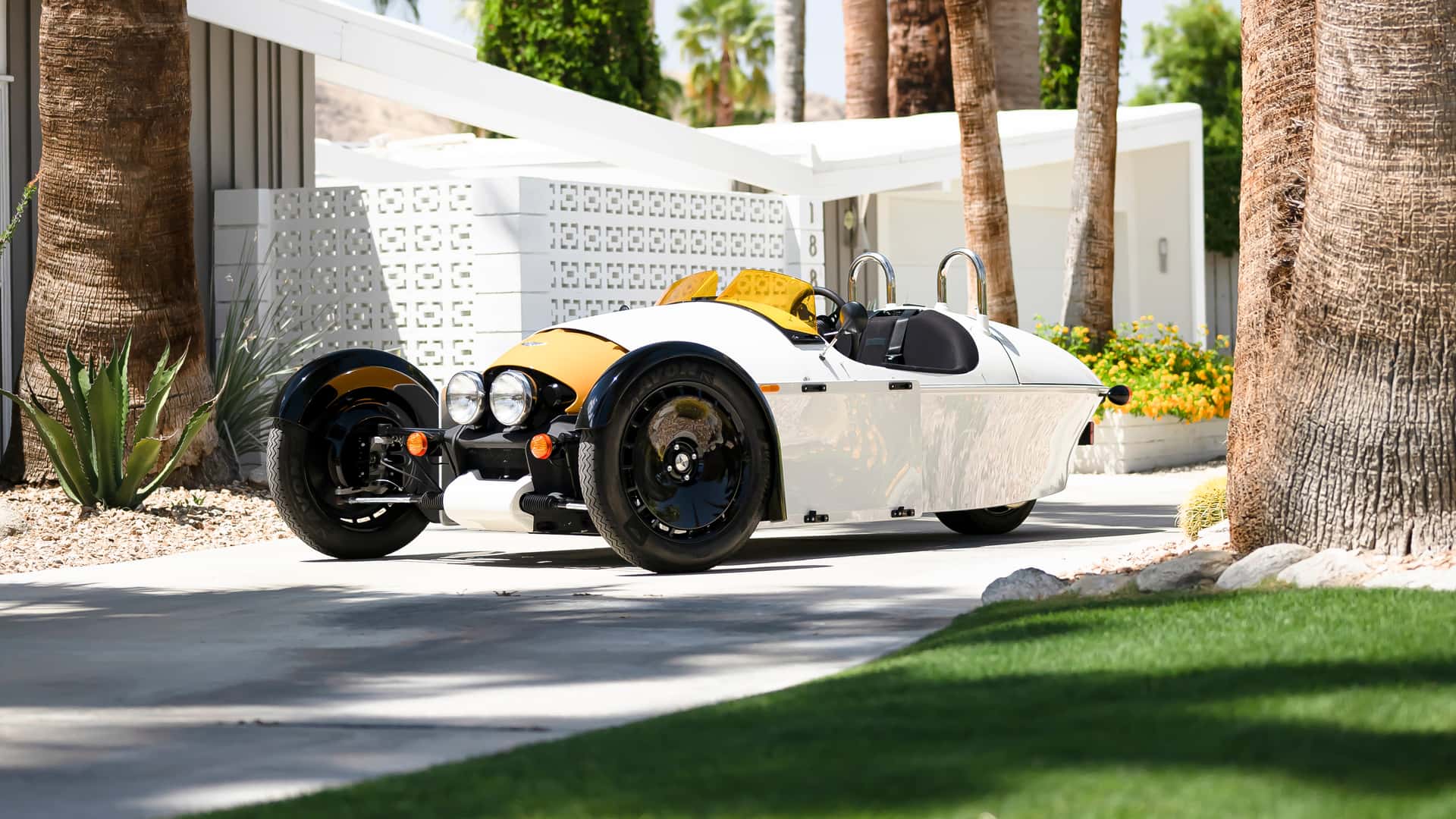 شركة مورجان تطرح سيارة جديدة ثلاثية العجلات باسم سوبر 3 في السوق الأمريكي بمحرك فورد شركة مورجان تطرح سيارة جديدة ثلاثية العجلات باسم سوبر 3 في السوق الأمريكي بمحرك فورد 1