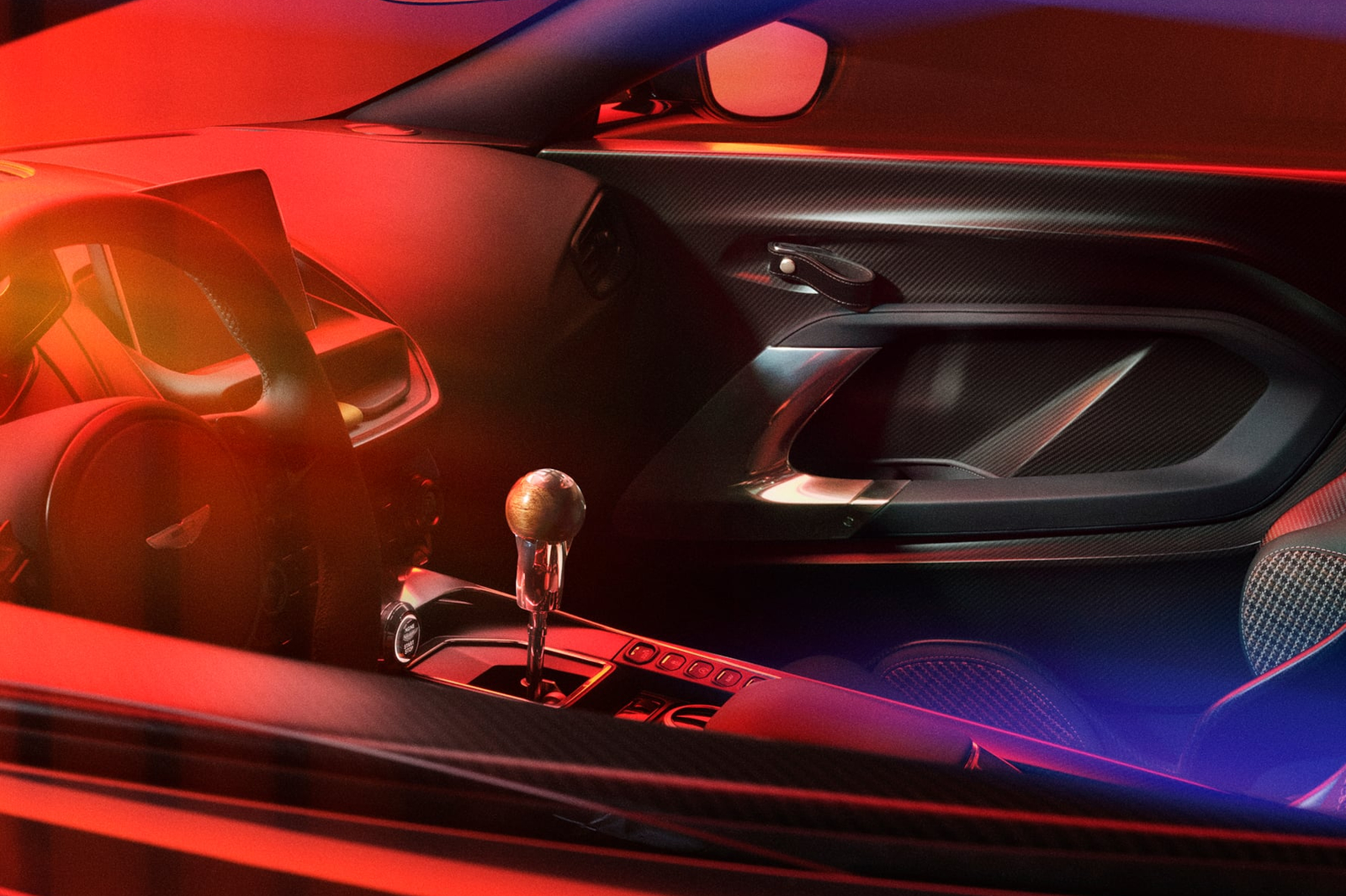 أستون مارتن تكشف عن فالور الجديدة كلياً بقوة تتجاوز 700 حصان أستون مارتن فالور