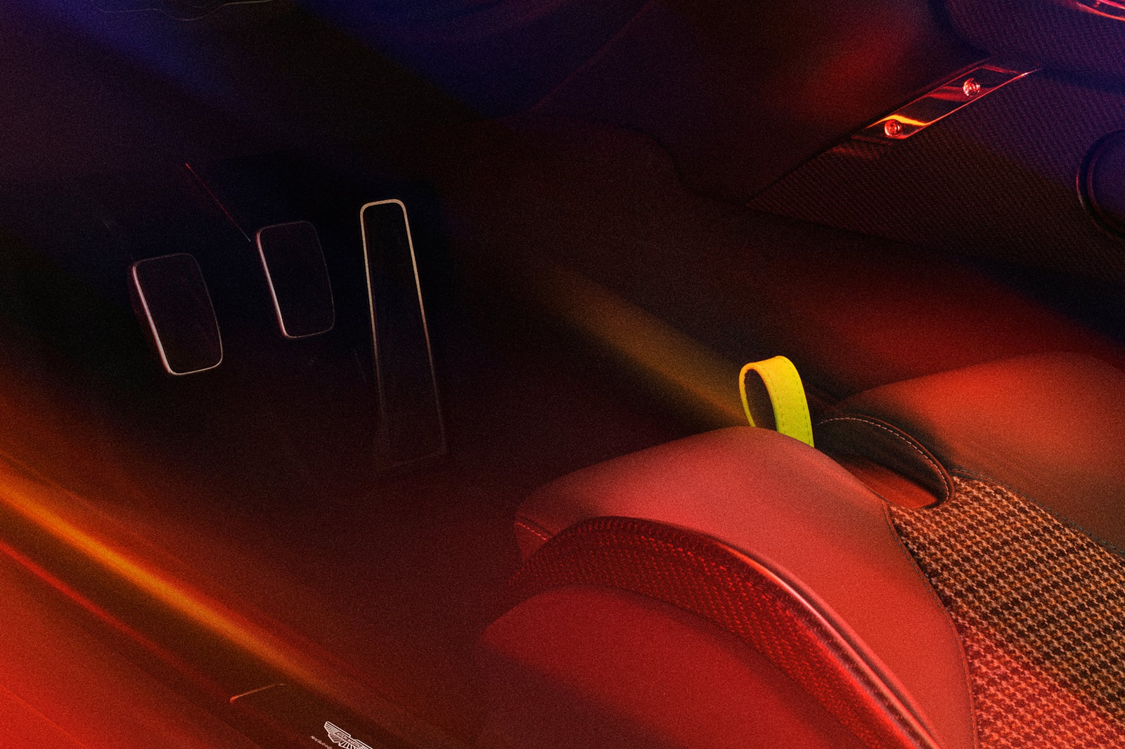 أستون مارتن تكشف عن فالور الجديدة كلياً بقوة تتجاوز 700 حصان أستون مارتن فالور