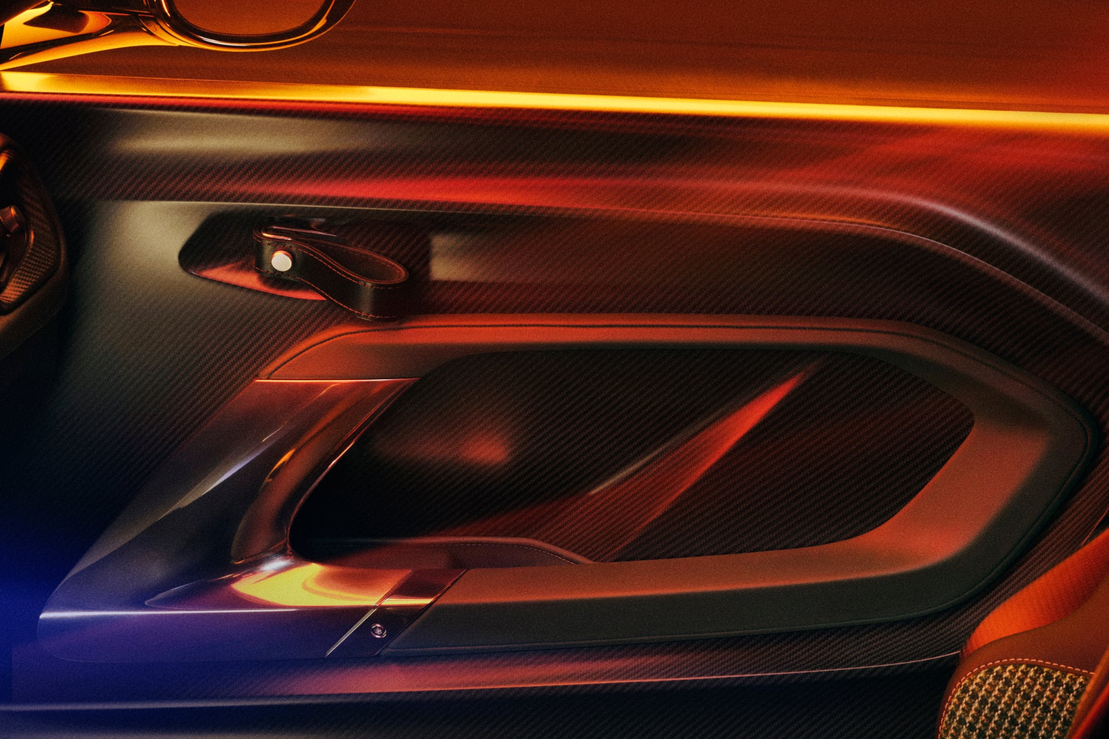 أستون مارتن تكشف عن فالور الجديدة كلياً بقوة تتجاوز 700 حصان أستون مارتن فالور