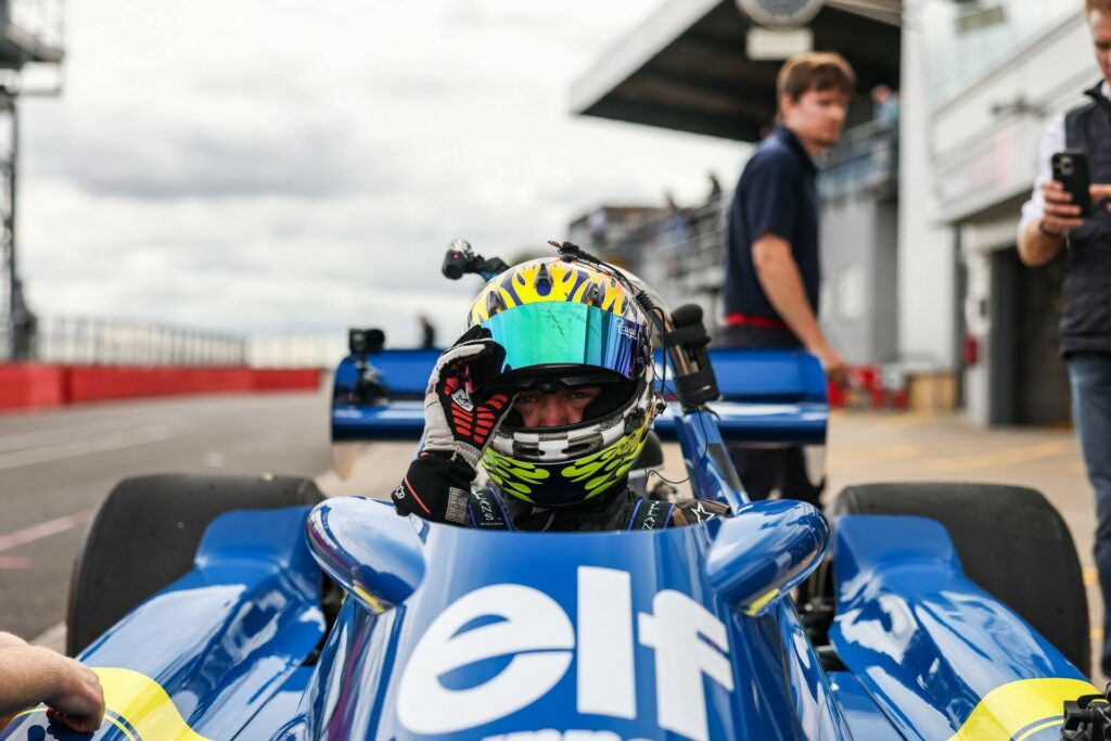 لقاء سري يجمع بين أكثر من 500 سيارة نادرة بتكلفة تتجاوز مليار دولار في بريطانيا لقاء سري يجمع بين أكثر من 500 سيارة نادرة بتكلفة تتجاوز مليار دولار في بريطانيا 1