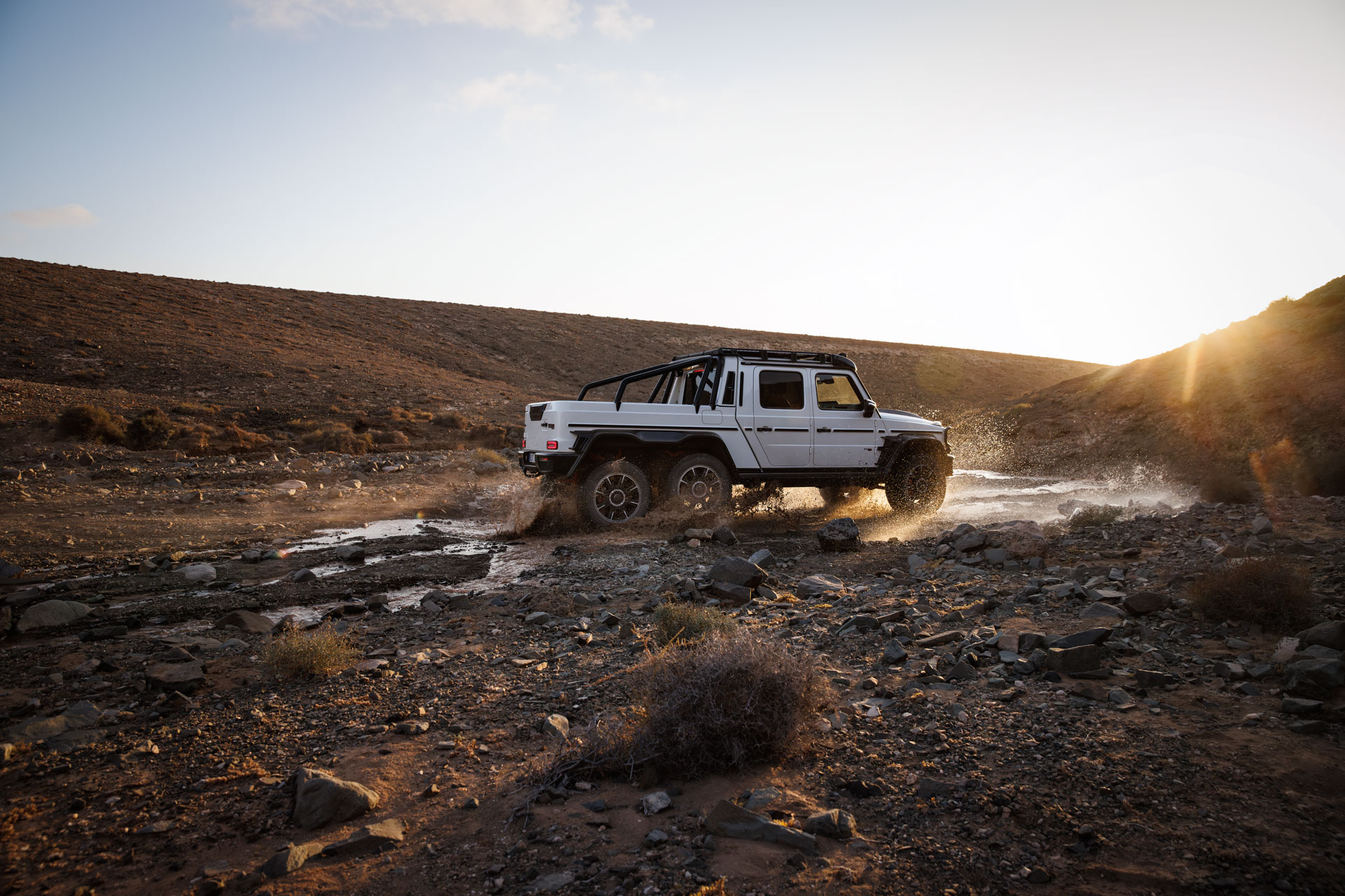 برابوس تحول مرسيدس G63 إلى شاحنتين بستة عجلات بقوة 800 و 900 حصان! برابوس تحول مرسيدس G63 إلى شاحنتين بستة عجلات بقوة 800 و 900 حصان! 5