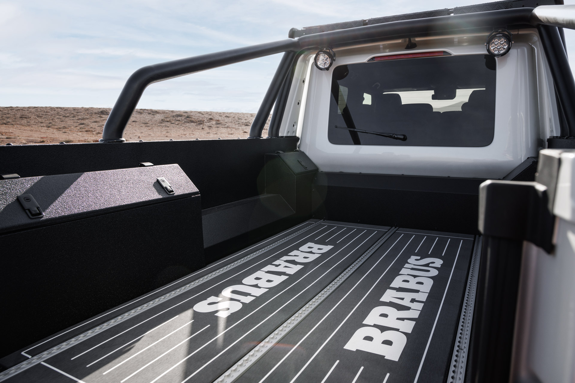 برابوس تحول مرسيدس G63 إلى شاحنتين بستة عجلات بقوة 800 و 900 حصان! برابوس تحول مرسيدس G63 إلى شاحنتين بستة عجلات بقوة 800 و 900 حصان! 1