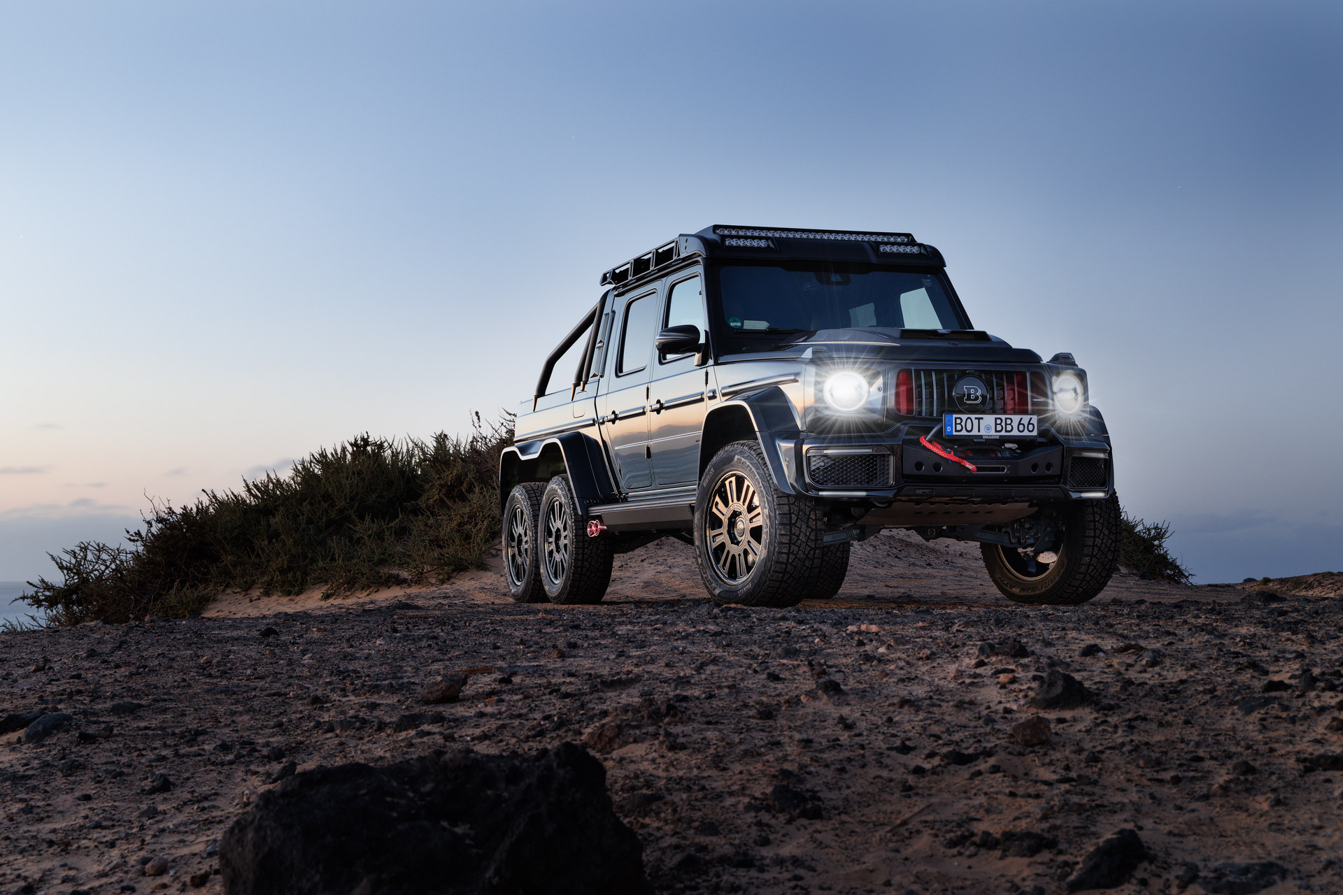 برابوس تحول مرسيدس G63 إلى شاحنتين بستة عجلات بقوة 800 و 900 حصان! برابوس تحول مرسيدس G63 إلى شاحنتين بستة عجلات بقوة 800 و 900 حصان! 16