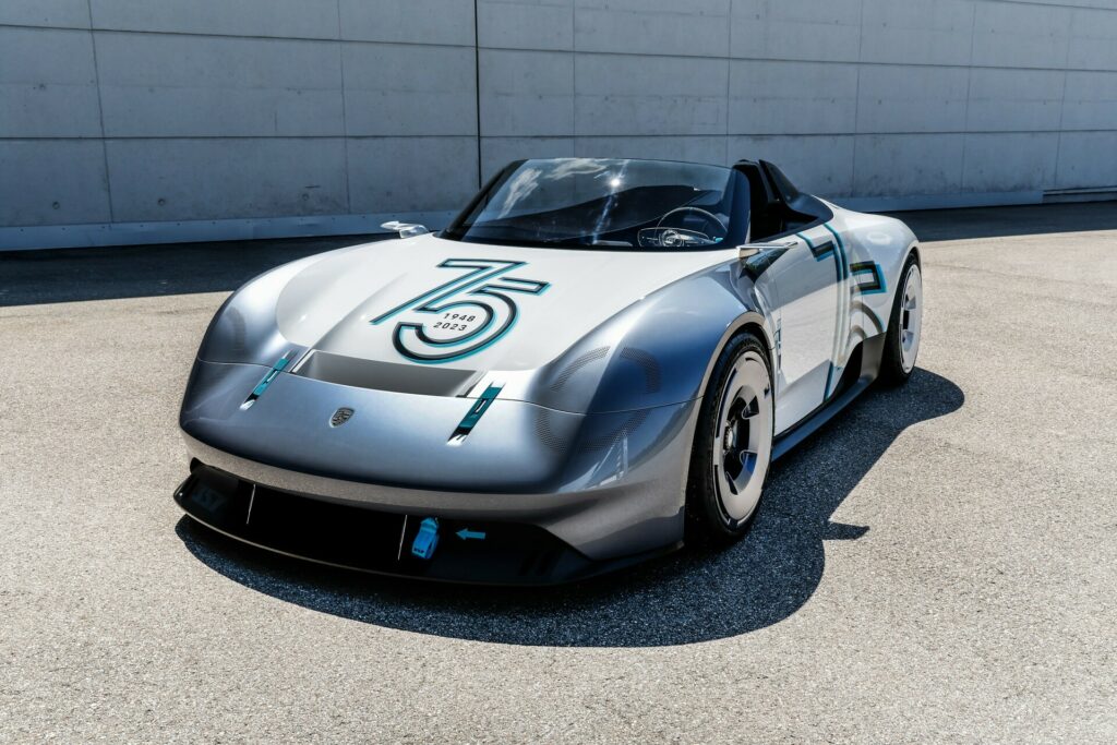 بورش تحتفل بالذكرى السنوية 75 للعلامة بالكشف عن سيارة فيجن 357 رودستر الجديدة بورش تحتفل بالذكرى السنوية 75 للعلامة بالكشف عن سيارة فيجن 357 رودستر الجديدة 15