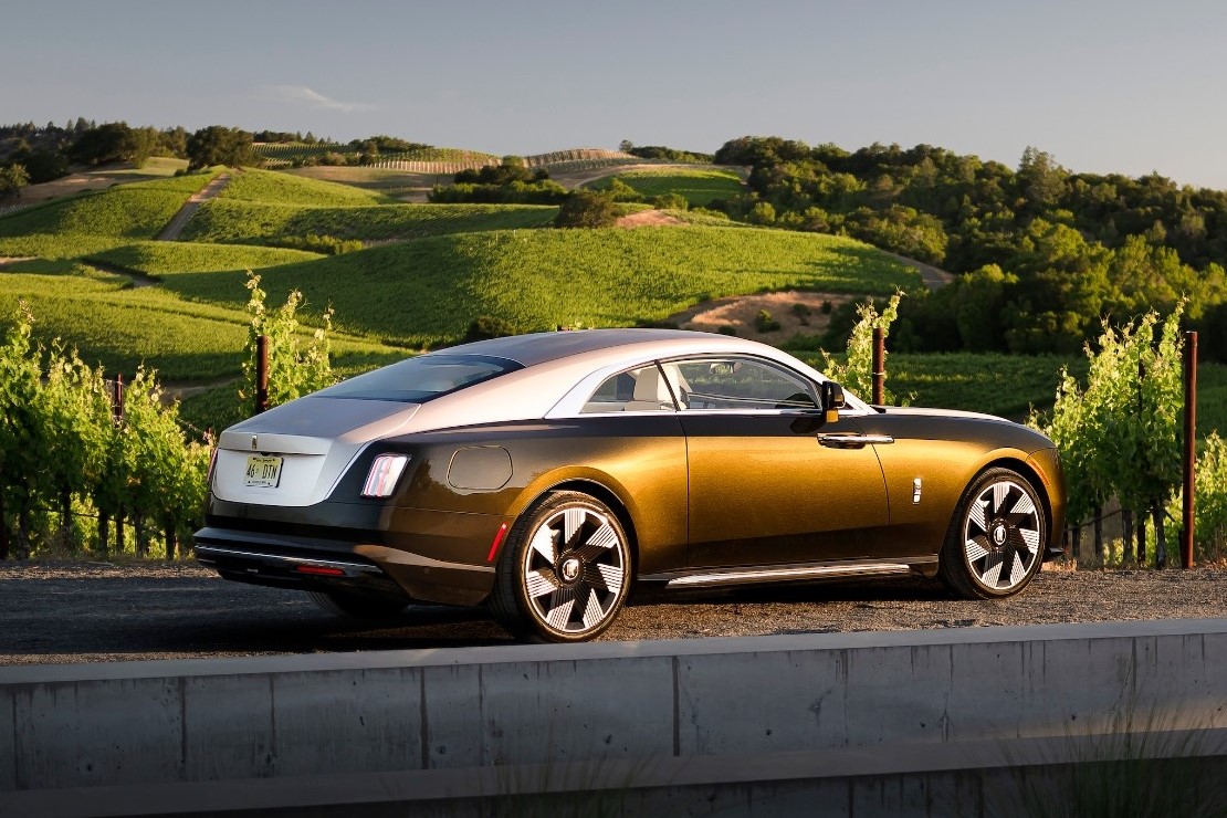 رولزرويس تهدد بالحظر مدى الحياة لأي عميل يحاول بيع سيارة سبيكتر الكهربائية بعد شرائها رولز رويس سبيكتر