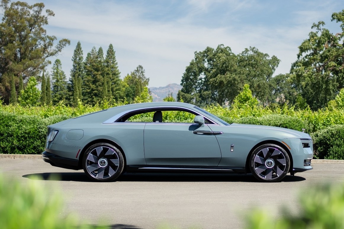 رولزرويس تهدد بالحظر مدى الحياة لأي عميل يحاول بيع سيارة سبيكتر الكهربائية بعد شرائها رولزرويس تهدد بالحظر مدى الحياة لأي عميل يحاول بيع سيارة سبيكتر الكهربائية بعد شرائها 2
