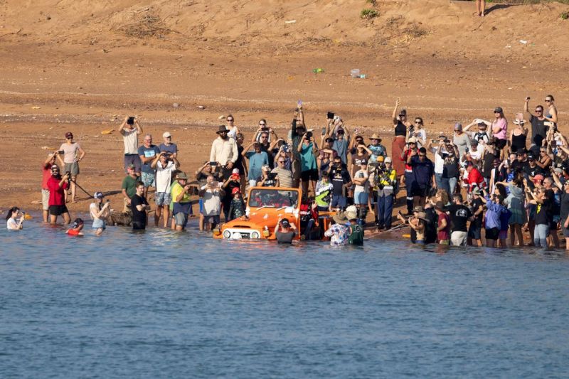 تويوتا لاندكروزر 1978 معدلة تكسر الأرقام القياسية العالمية لأعمق وأطول قيادة تحت الماء!