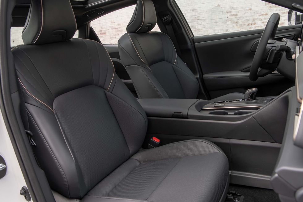 تويوتا كراون 2023: مقارنة شاملة بين تجهيزات فئتي السيارة في السعودية تويوتا كراون 2023: مقارنة شاملة بين تجهيزات فئتي السيارة في السعودية 5