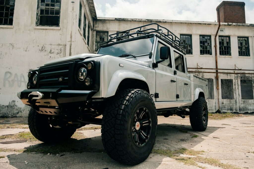 شاحنة لاندروفر ديفندر كلاسيكية تحصل على عملية تجديد رائعة من شركة هيمالايا الأمريكية هيمالايا ديفندر 130