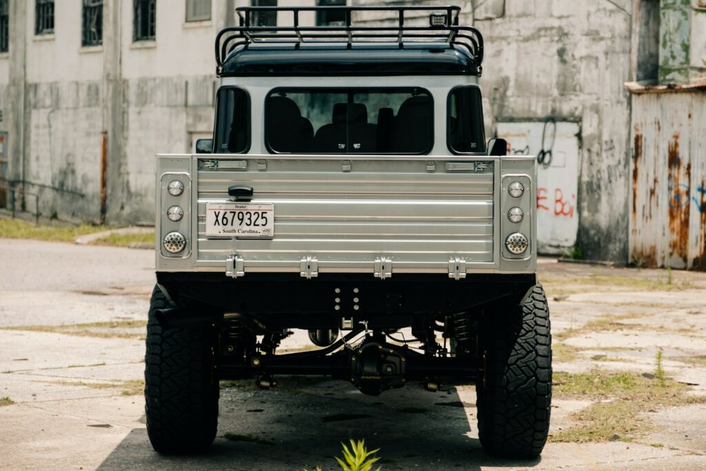 شاحنة لاندروفر ديفندر كلاسيكية تحصل على عملية تجديد رائعة من شركة هيمالايا الأمريكية شاحنة لاندروفر ديفندر كلاسيكية تحصل على عملية تجديد رائعة من شركة هيمالايا الأمريكية 12