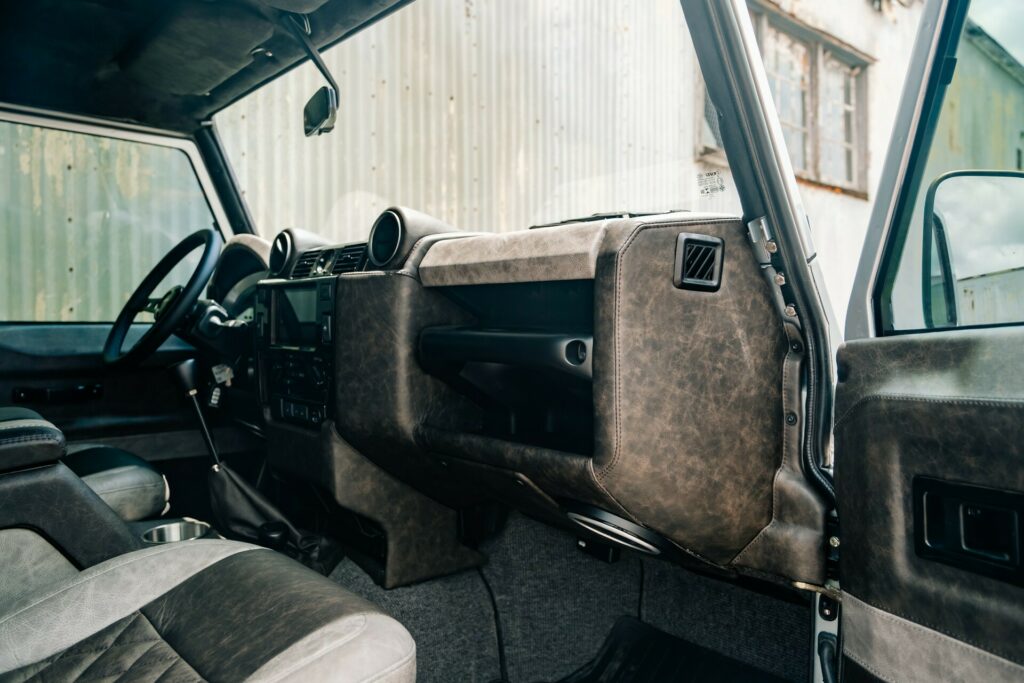 شاحنة لاندروفر ديفندر كلاسيكية تحصل على عملية تجديد رائعة من شركة هيمالايا الأمريكية شاحنة لاندروفر ديفندر كلاسيكية تحصل على عملية تجديد رائعة من شركة هيمالايا الأمريكية 20