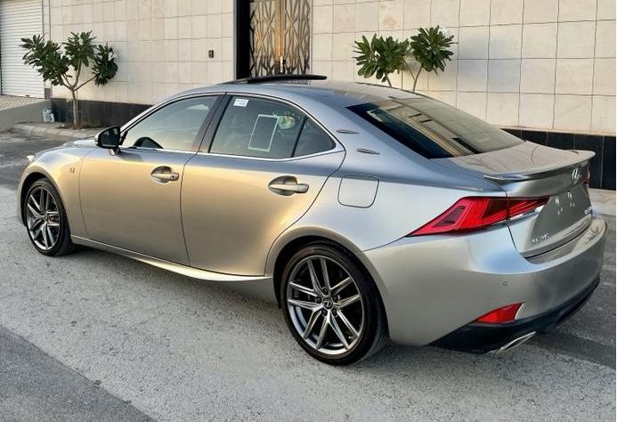 لكزس IS 2019 السيدان الأصغر للعلامة اليابانية كم سعرها في السعودية؟ لكزس IS 2019 السيدان الأصغر للعلامة اليابانية كم سعرها في السعودية؟ 5