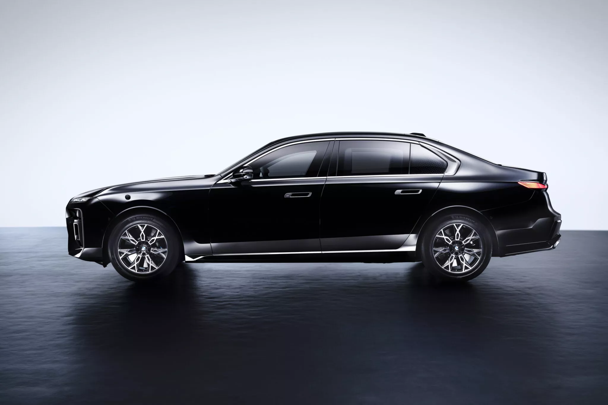 بي ام دبليو الفئة السابعة الجديدة تحصل على إصدار مصفح مقاوم للرصاص والقنابل اليدوية بي ام دبليو الفئة السابعة الجديدة تحصل على إصدار مصفح مقاوم للرصاص والقنابل اليدوية 2