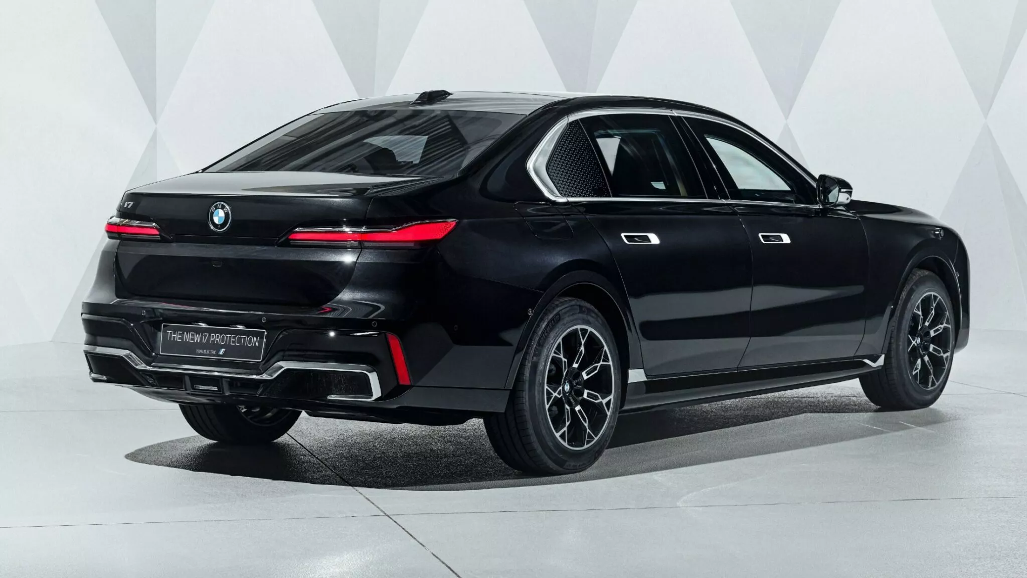 بي ام دبليو الفئة السابعة الجديدة تحصل على إصدار مصفح مقاوم للرصاص والقنابل اليدوية بي ام دبليو الفئة السابعة الجديدة تحصل على إصدار مصفح مقاوم للرصاص والقنابل اليدوية 27