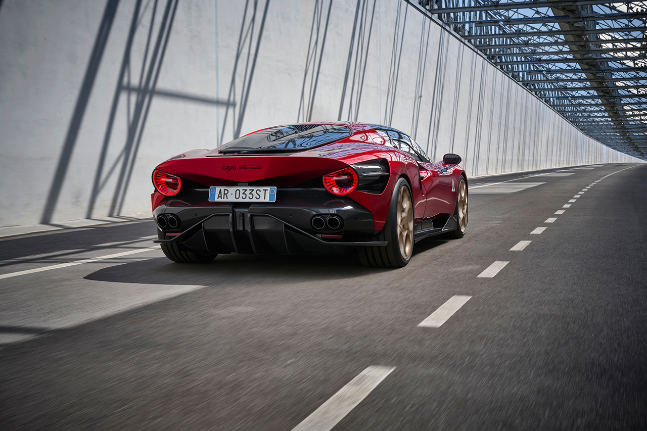 الفاروميو تكشف عن سوبركار جديدة كلياً باسم 33 سترادل وقوة قصوى 750 حصان الفاروميو تكشف عن سوبركار جديدة كلياً باسم 33 سترادل وقوة قصوى 750 حصان 6