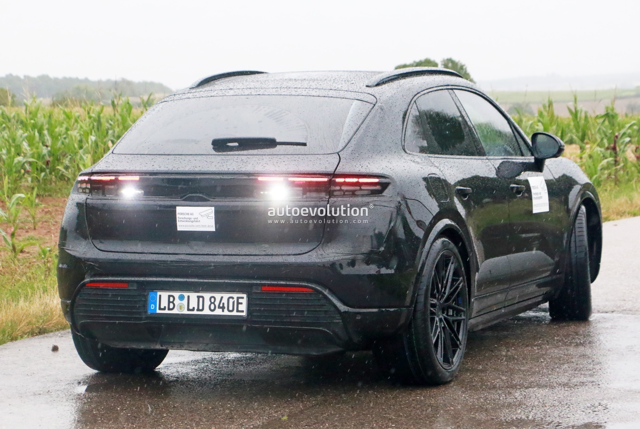 بورش ماكان الكهربائية تظهر بأقل تمويهات حتى الآن قبل الكشف الرسمي بورش ماكان الكهربائية تظهر بأقل تمويهات حتى الآن قبل الكشف الرسمي 3