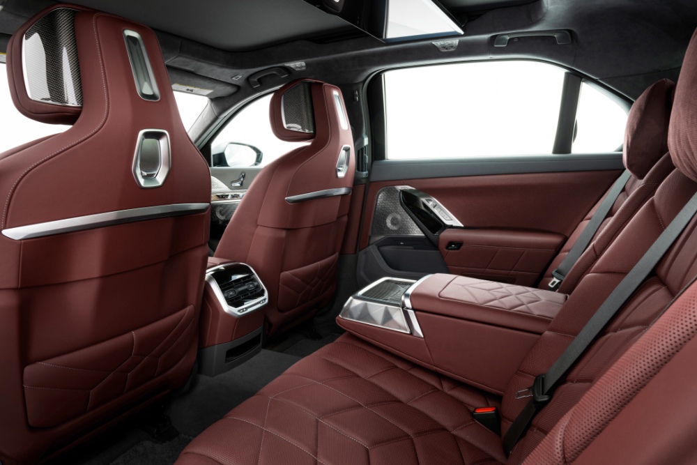 بي-ام-دبليو-الفئة-السابعة-2023-المربع-نت-16