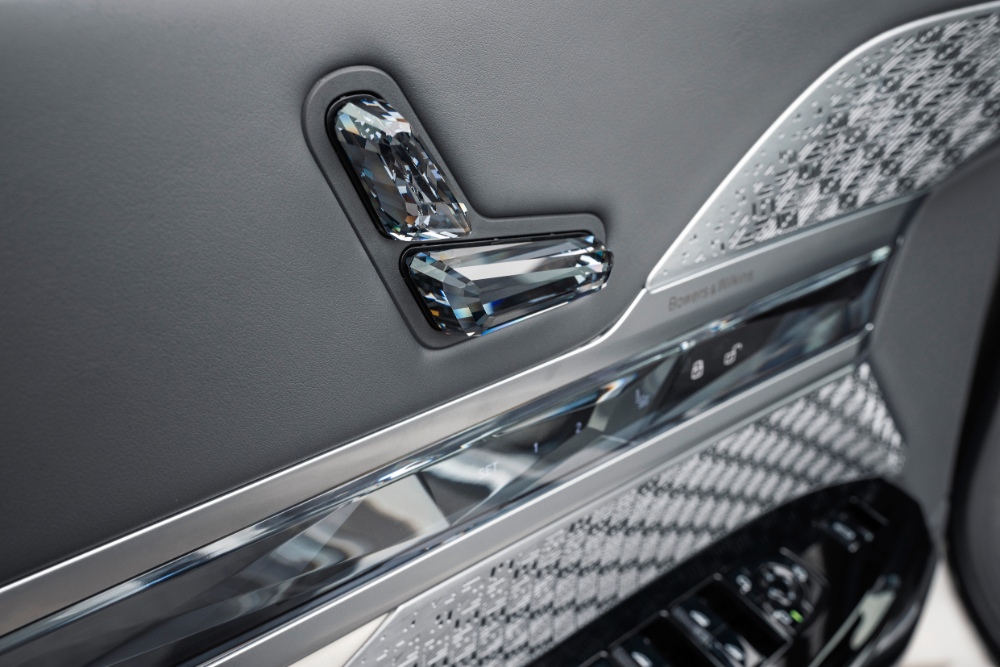 بي-ام-دبليو-الفئة-السابعة-2023-المربع-نت-18