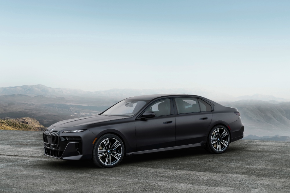 بي-ام-دبليو-الفئة-السابعة-2023-المربع-نت-24